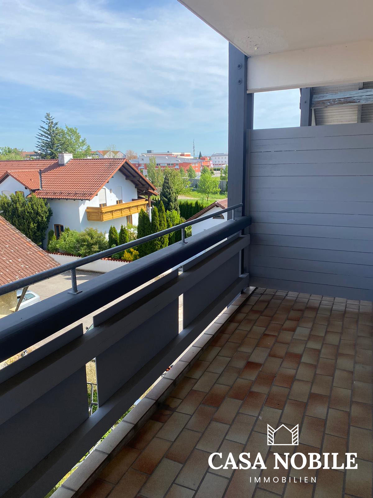 Überdachter Balkon der 1-Zimmer-Wohnung in Pocking, Bayern – ideal für entspannte Stunden.